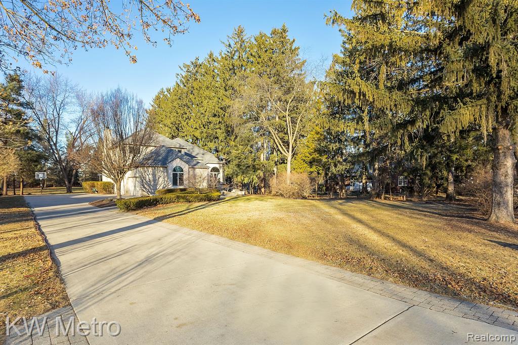 685 TRINWAY Drive, Troy, MI 48085 — Photo 3
