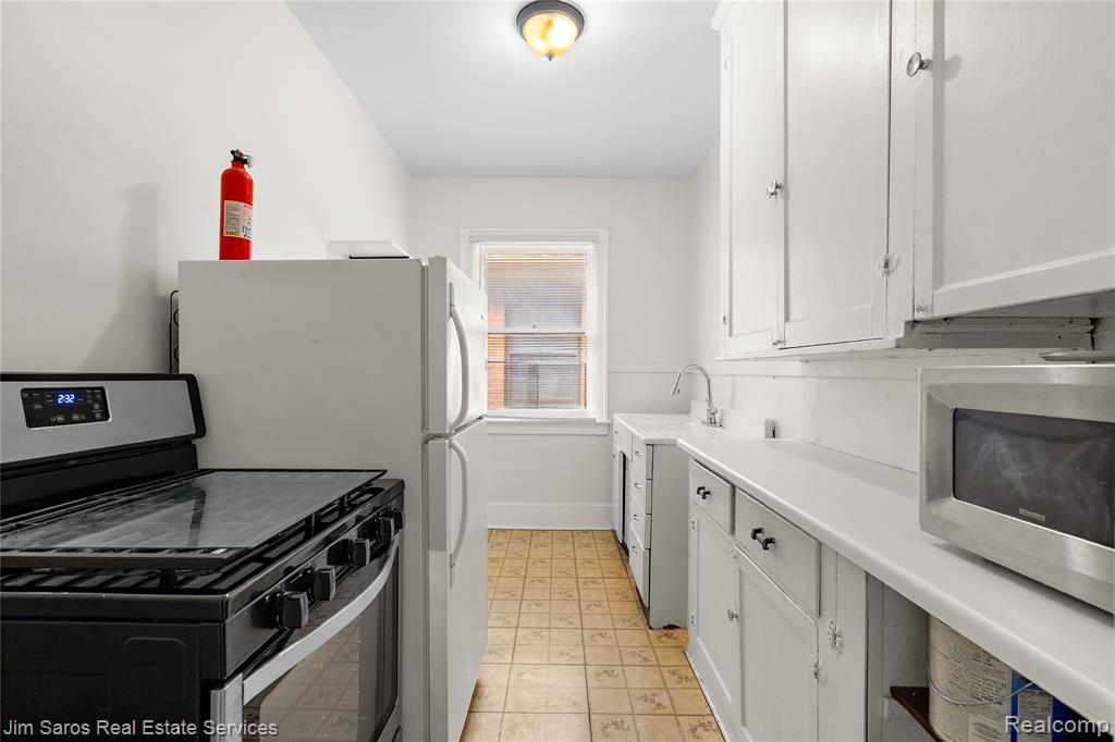 981 2N Beaconsfield Avenue, Grosse Pointe, MI 48230 — Photo 8