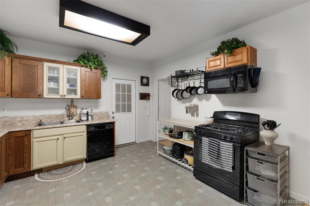 649 Lounsbury Avenue, Pontiac, MI 48340 — Photo 8