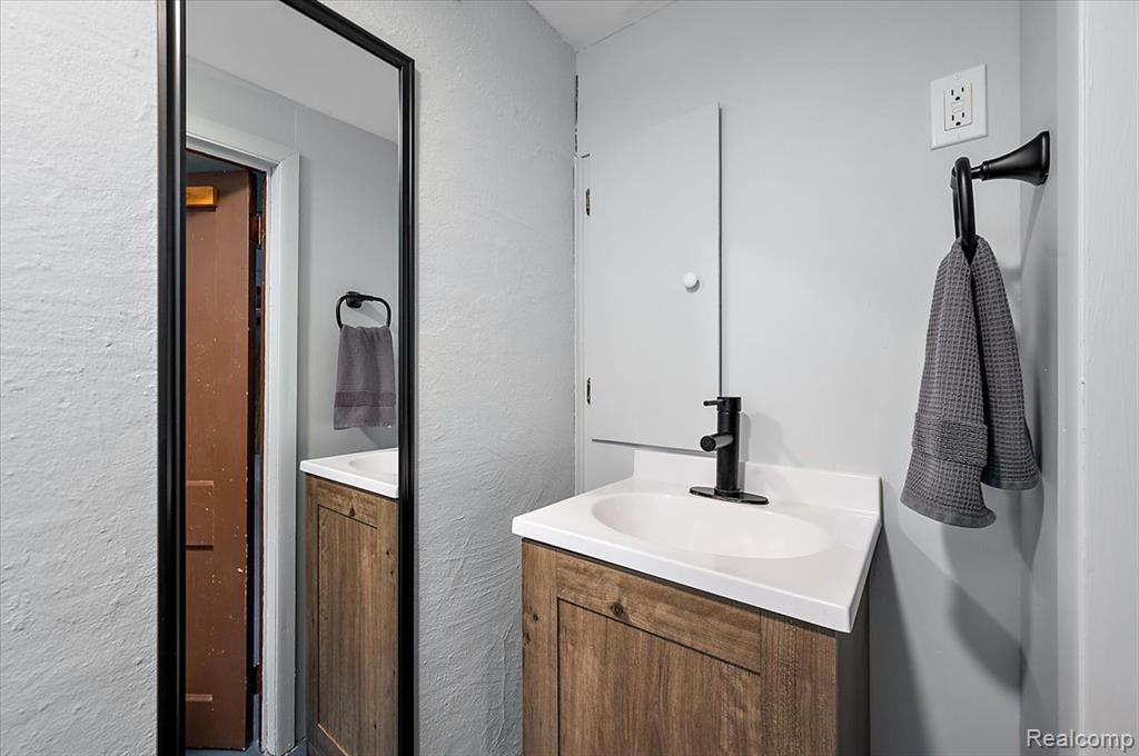 910 W Oakridge Street, Ferndale, MI 48220 — Photo 43