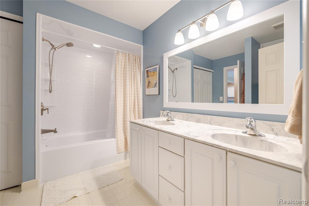 9892 Hawthorne Glen Drive, Grosse Ile, MI 48138 — Photo 20