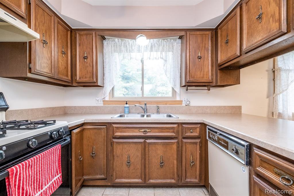8911 W Gates Street, Bruce, MI 48065 — Photo 16