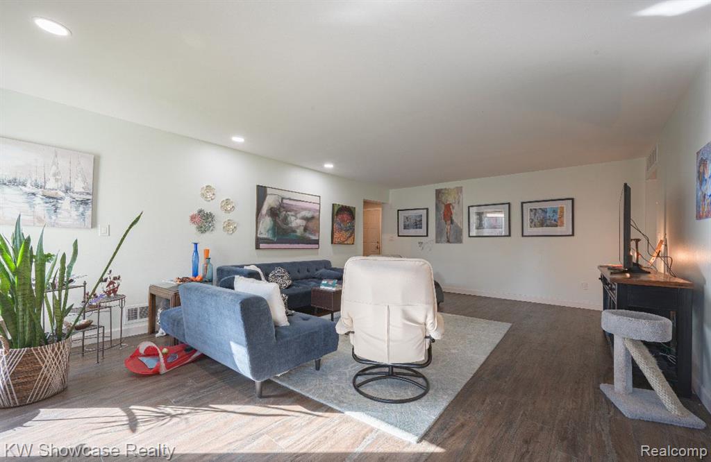 7455 BRYNMAWR Court, 31, West Bloomfield, MI — Photo 13