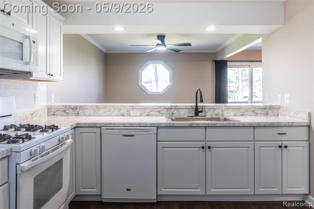5018 Harbor Oak Drive, Waterford, MI 48329 — Photo 2