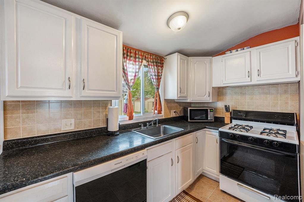 701 Cleophus Parkway, Lincoln Park, MI 48146 — Photo 9