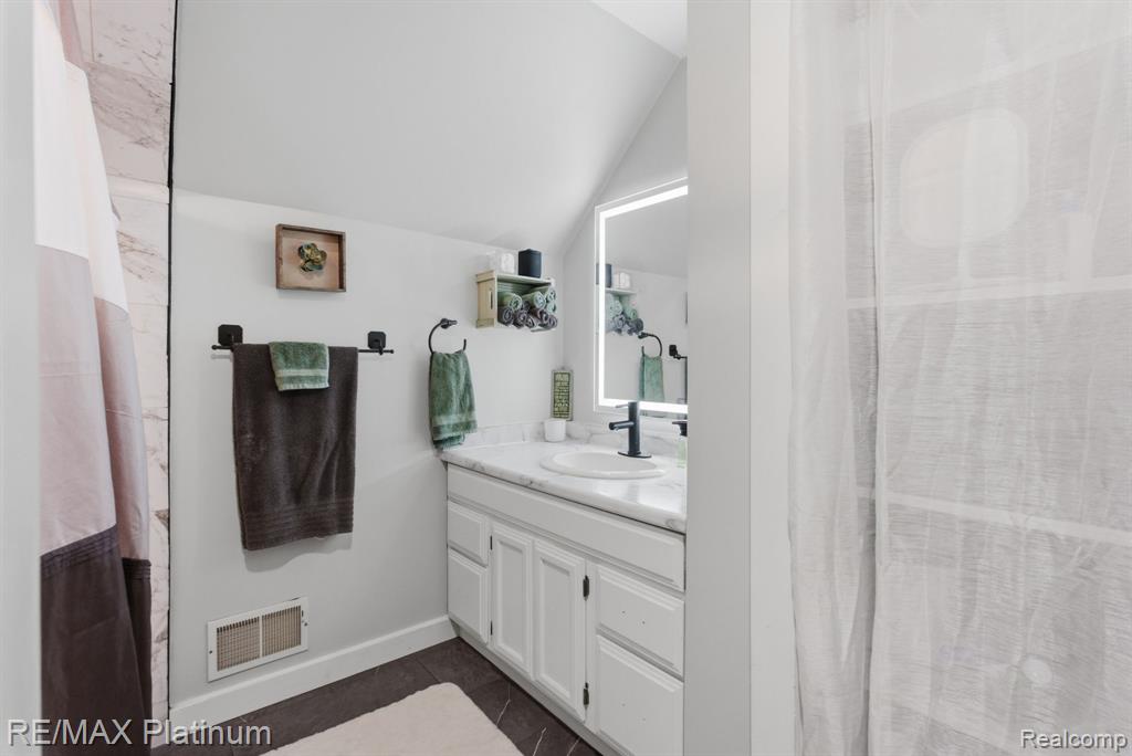 4960 Cooley Lake Road, Waterford, MI 48327 — Photo 16