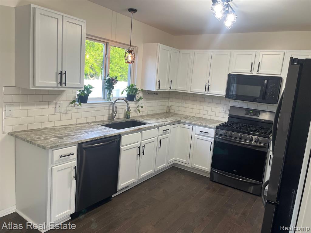 7479 CEDAR, Goodrich Vlg, MI — Photo 19