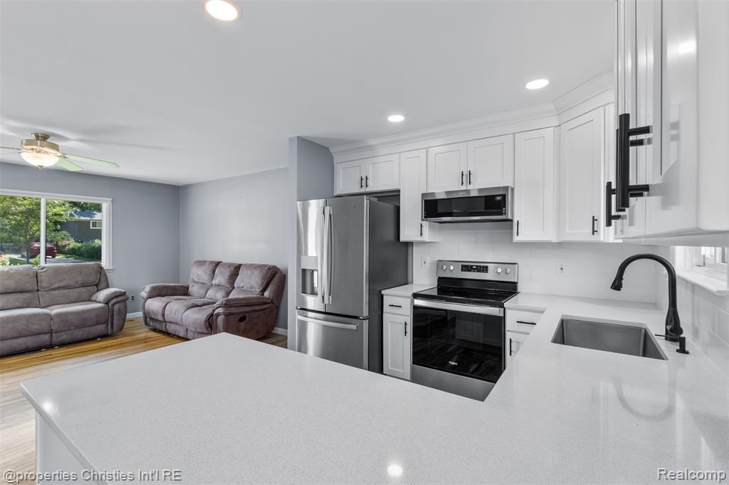 8439 Doncaster Drive, Sterling Heights, MI 48312 — Photo 11