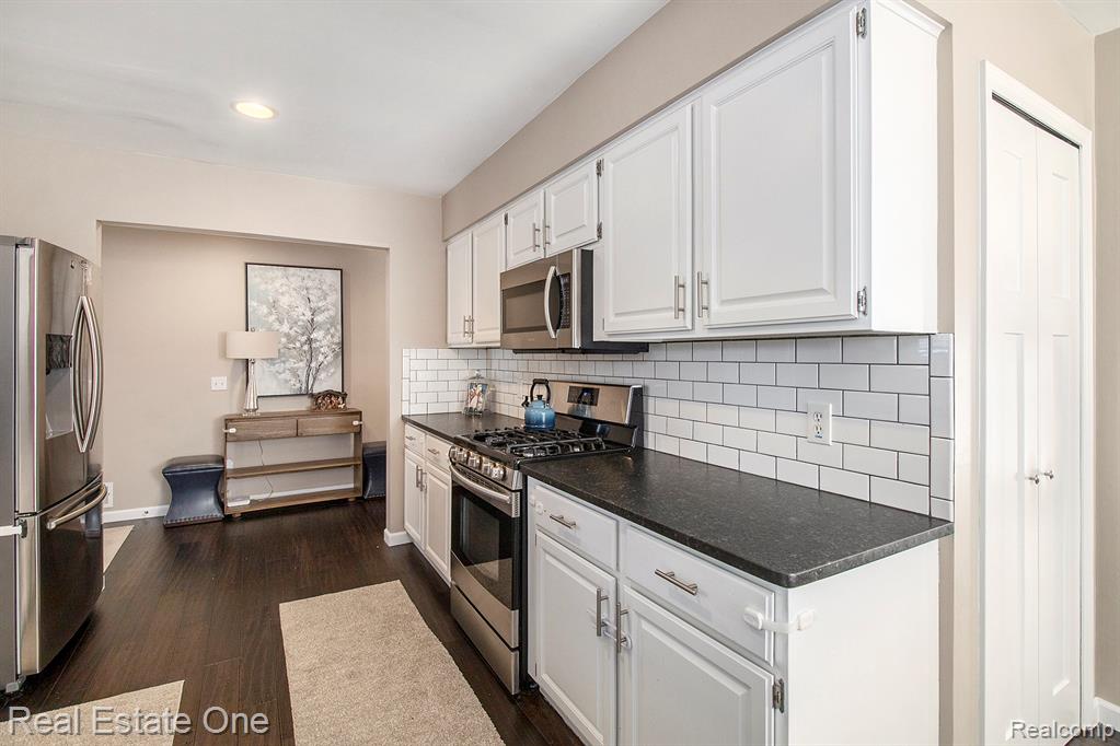 6886 High Oaks Drive, Troy, MI 48098 — Photo 8