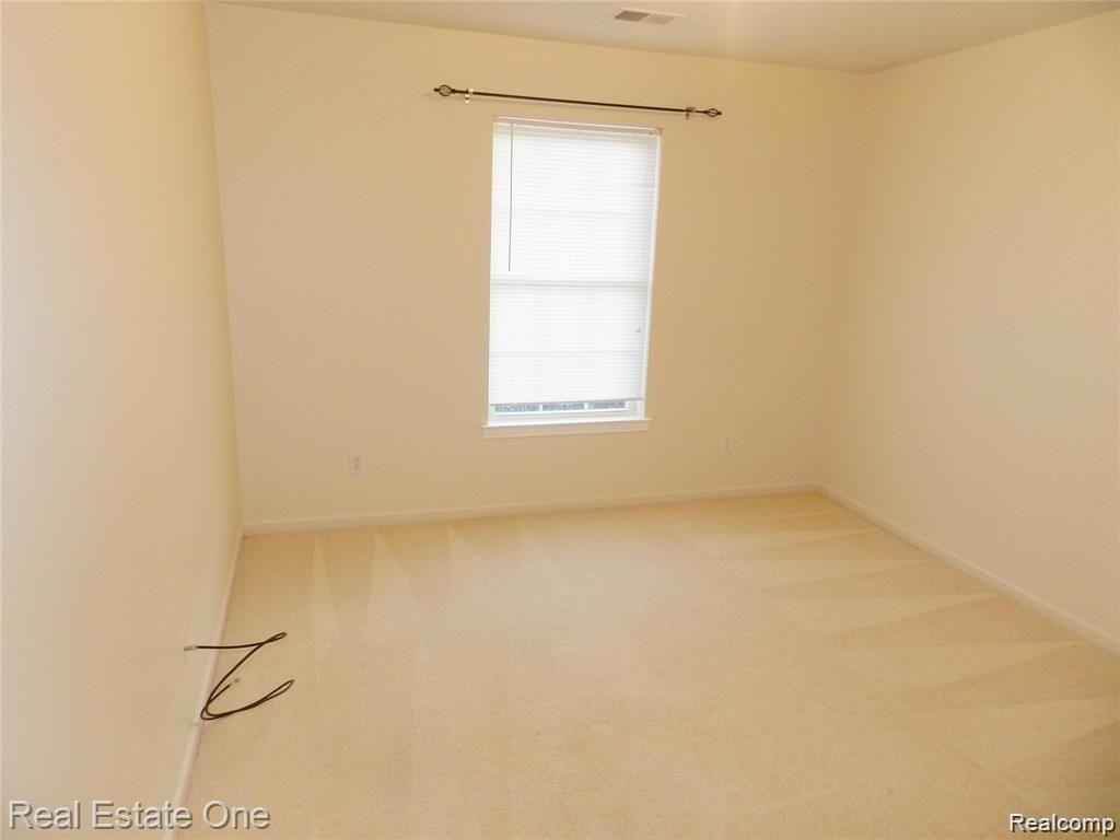 700 AMBERLY DR UNIT B, Waterford, MI 48328 — Photo 7