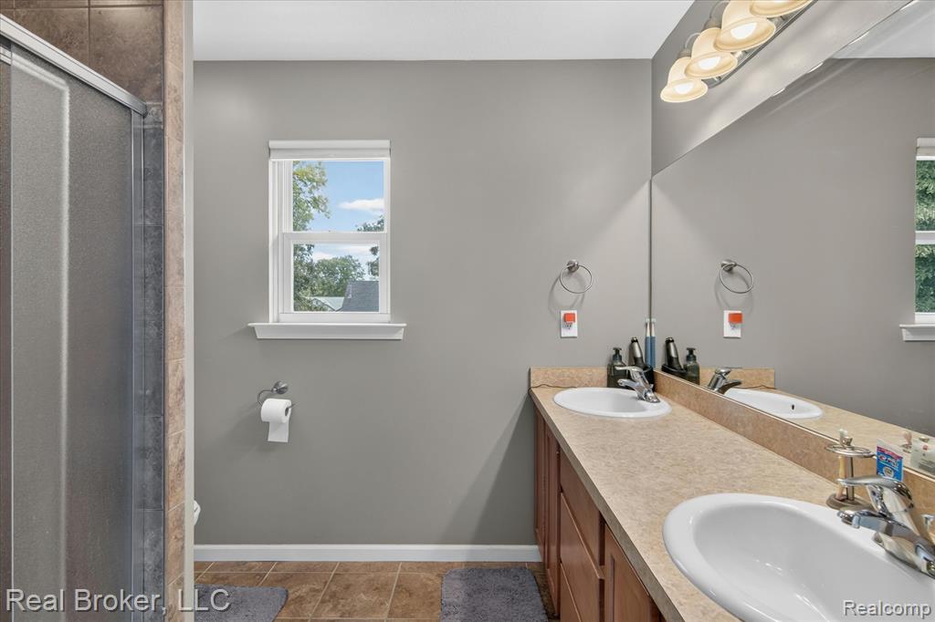 15156 Oak Valley Lane, Monroe, MI 48161 — Photo 28