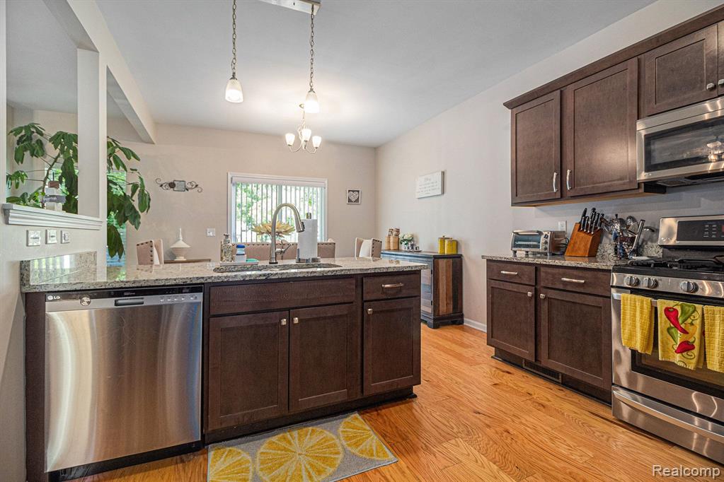 15893 PEBBLEBROOK Drive, Van Buren, MI 48111 — Photo 12