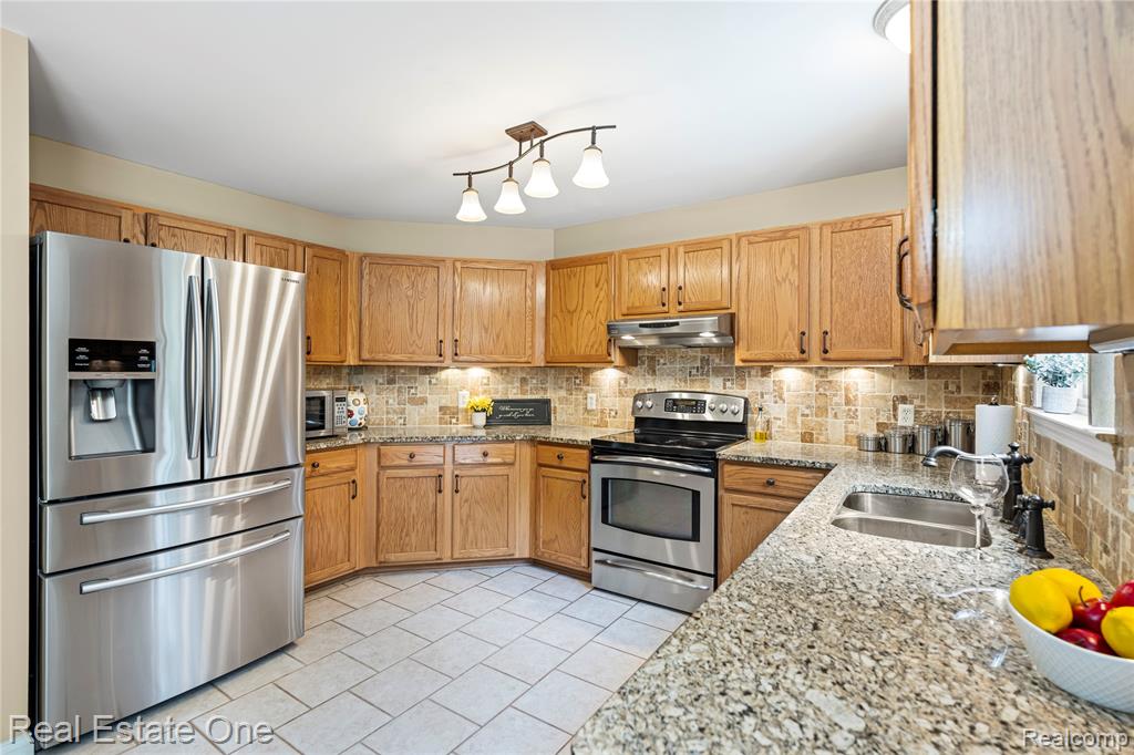 4364 Meadows Avenue, Burton, MI 48439 — Photo 14