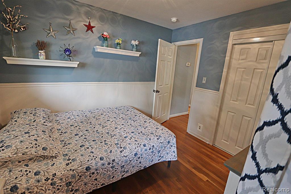 8554 WINSTON Lane, Dearborn Heights, MI 48127 — Photo 17