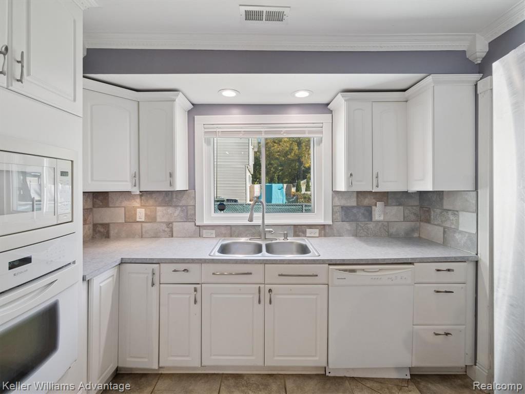 6008 Burroughs Avenue, Sterling Heights, MI 48314 — Photo 9