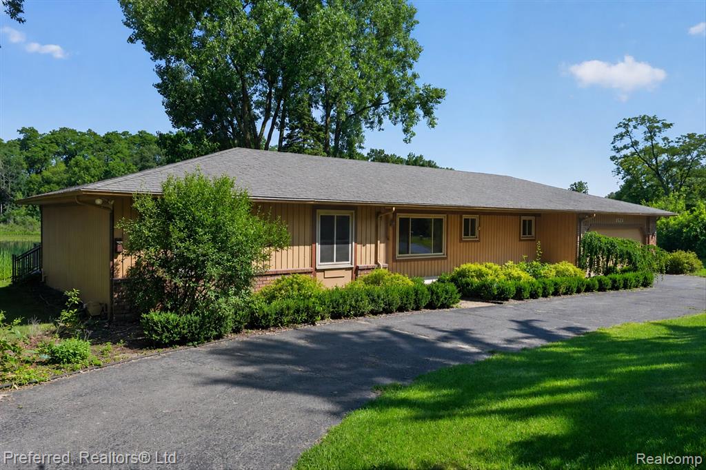 5524 Lawrence Court, Pinckney, MI 48169 — Photo 2