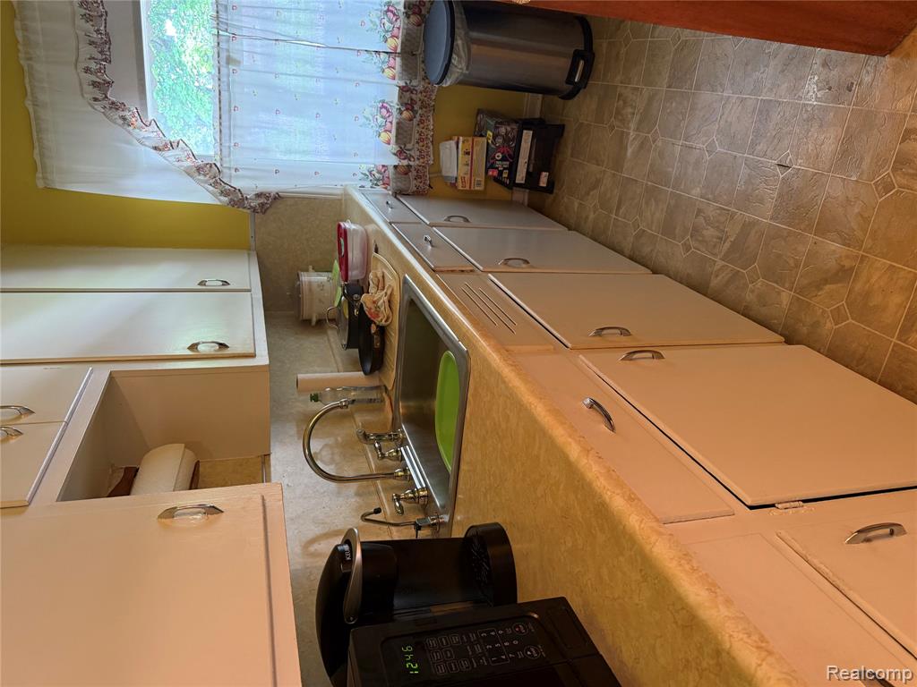 3339 S Liddesdale Street, Detroit, MI 48217 — Photo 9