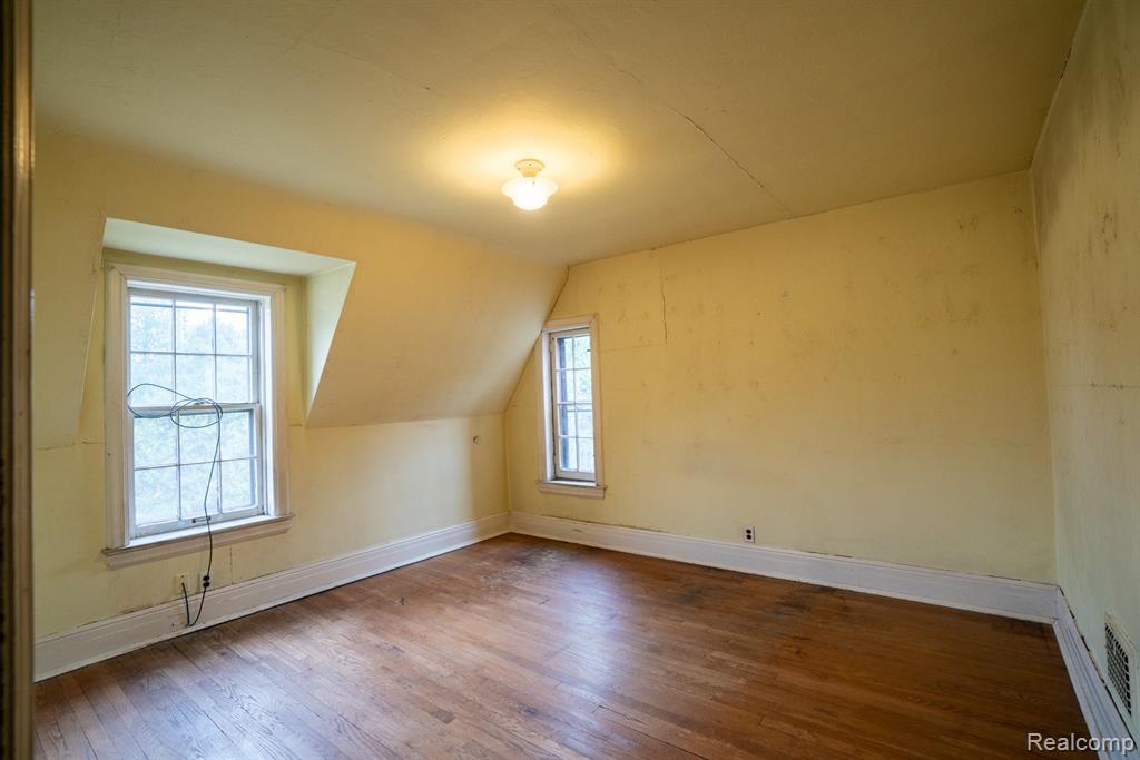 26470 Meadowood Court S, Lathrup Village, MI 48076 — Photo 13