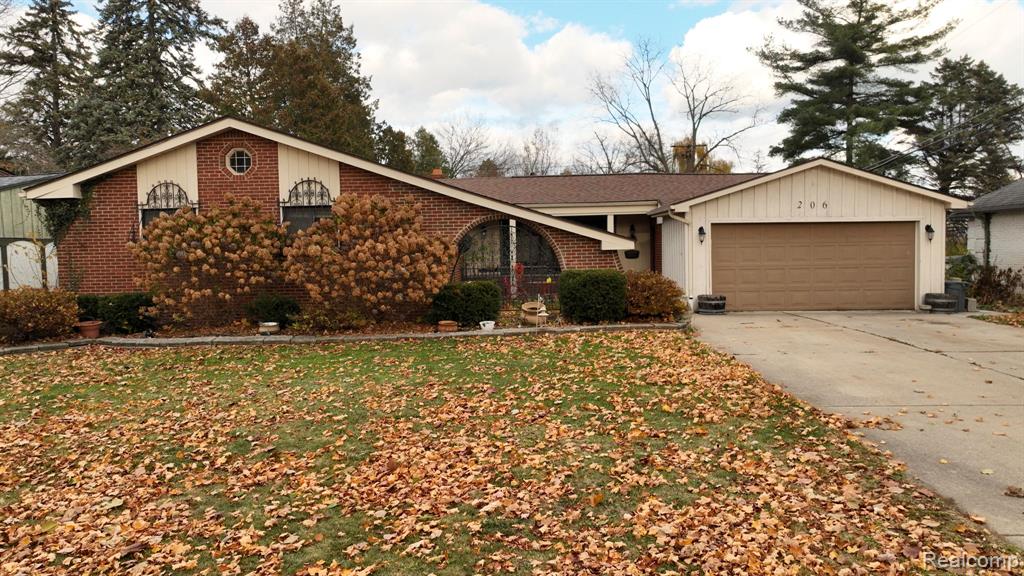 206 Wellington Crescent, Mount Clemens, MI 48043 — front exterior
