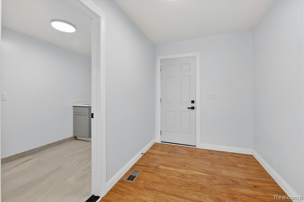 37235 Jefferson Avenue, Harrison Township, MI — Photo 18