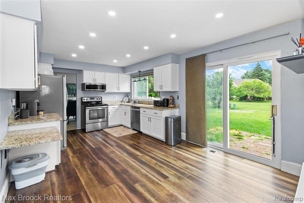 5484 Kingsfield Drive, West Bloomfield, MI — Photo 16