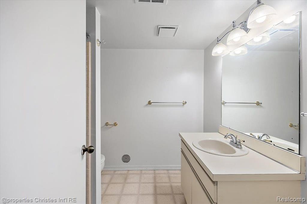 1806 S Hill Boulevard, Bloomfield Hills, MI 48304 — Photo 32