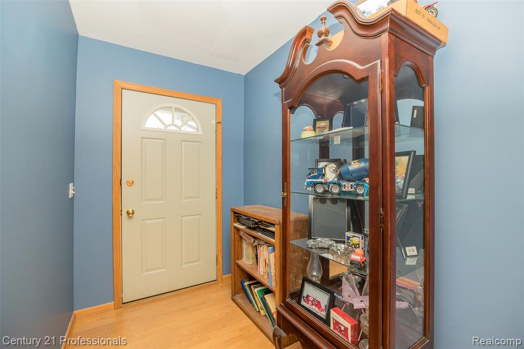 6591 Windiate Road, Waterford, MI 48329 — Photo 12