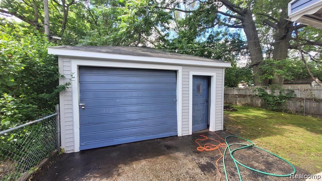 606 E MILTON Avenue, Hazel Park, MI 48030 — Photo 12