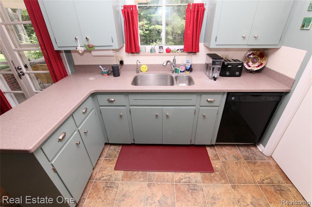 483 Rochdale Drive S, Rochester Hills, MI 48309 — Photo 15