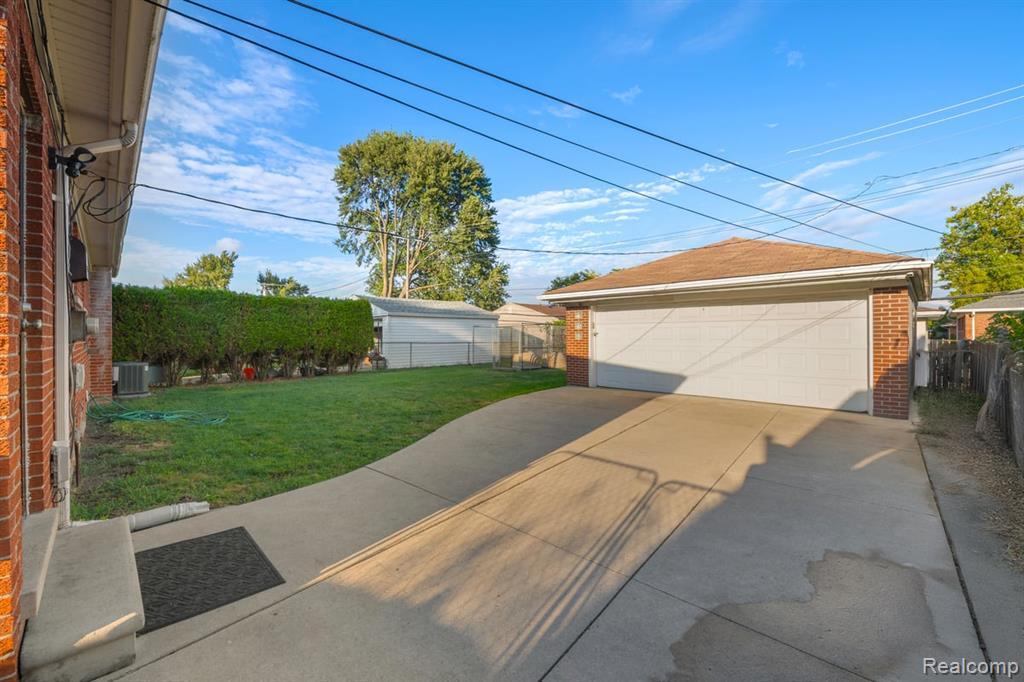 24880 Warrington Avenue, Eastpointe, MI 48021 — Photo 19