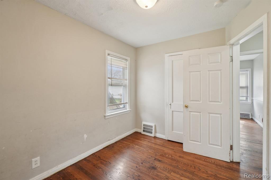 19717 Kenosha Street, Harper Woods, MI 48225 — Photo 16