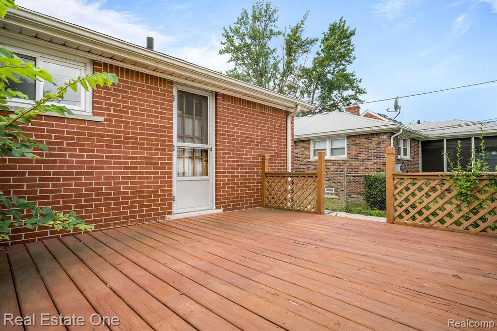 21135 LITTLESTONE Road, Harper Woods, MI 48225 — Photo 15
