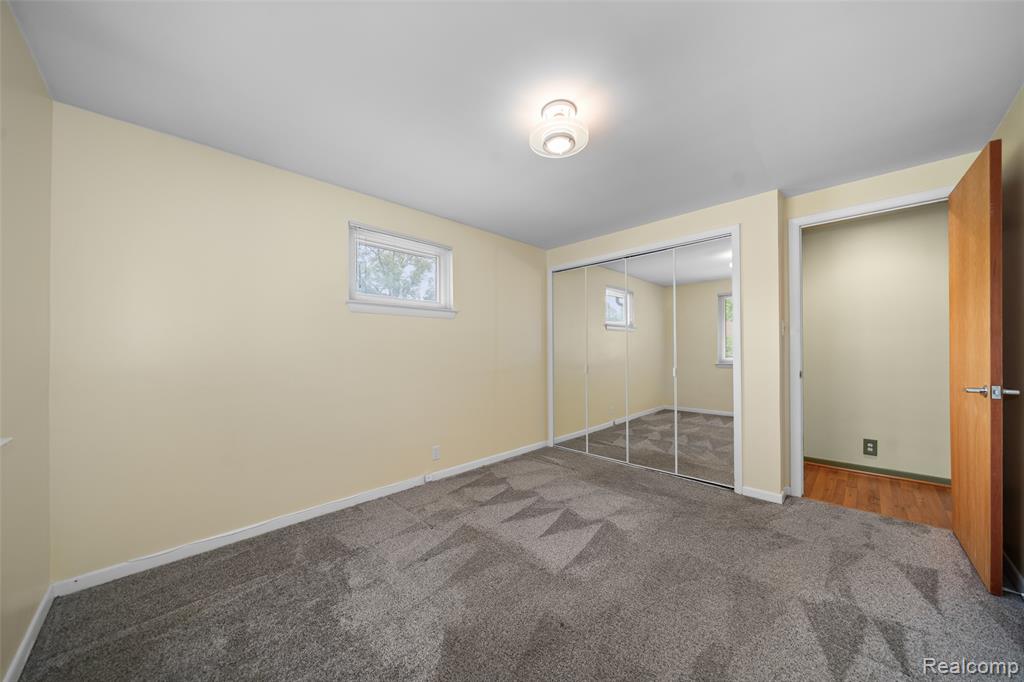 545 Woodbridge Circle, Waterford, MI 48327 — Photo 22
