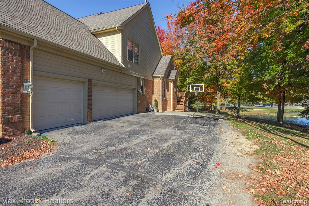 6986 Crosswell Drive, West Bloomfield, MI — Photo 64