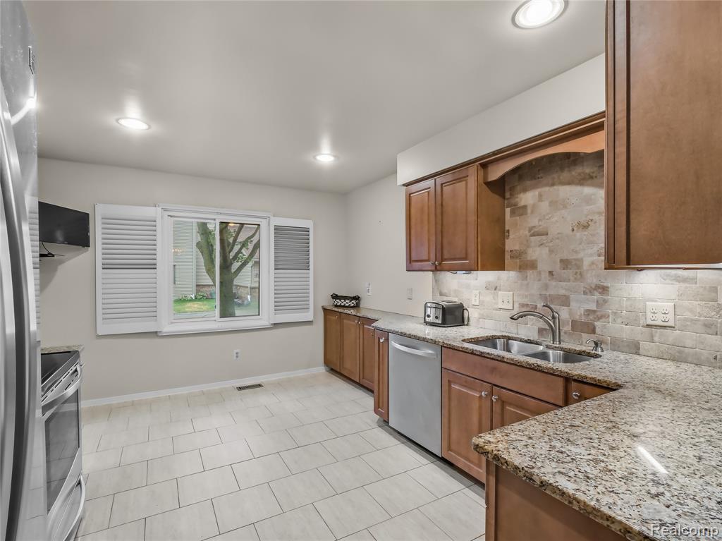 7113 Elmhurst, West Bloomfield, MI — Photo 16