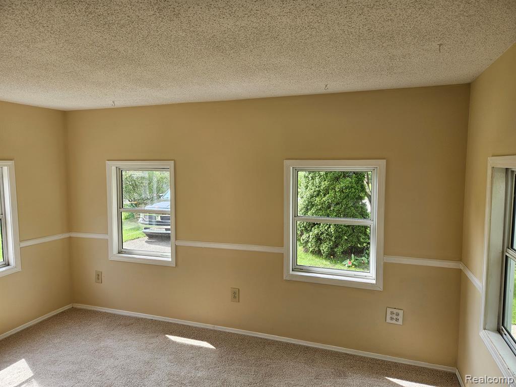 5791 MAUNEE Drive, Howell, MI 48843 — Photo 3