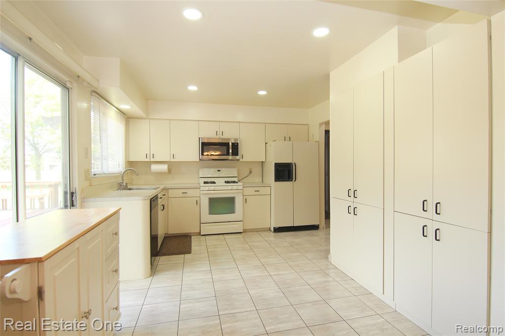 5590 GREENBRIAR Drive, West Bloomfield, MI — Photo 12