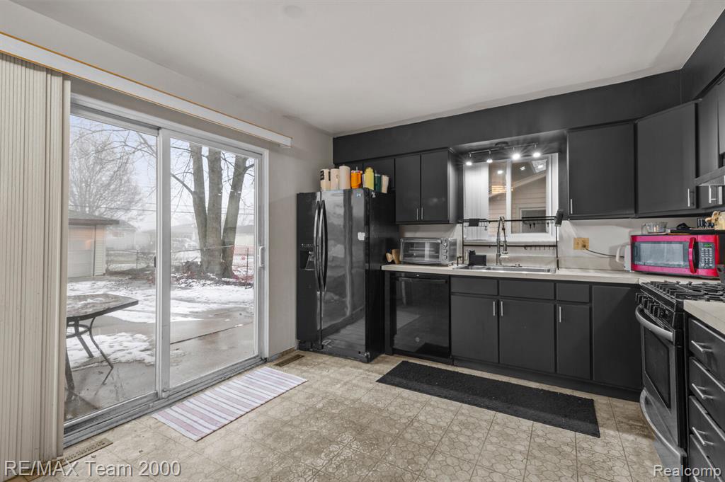 31629 Sweetbriar, Rockwood, MI — Photo 11