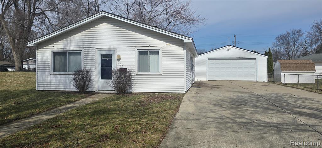 639 E Columbia Avenue, Pontiac, MI 48340 — front exterior