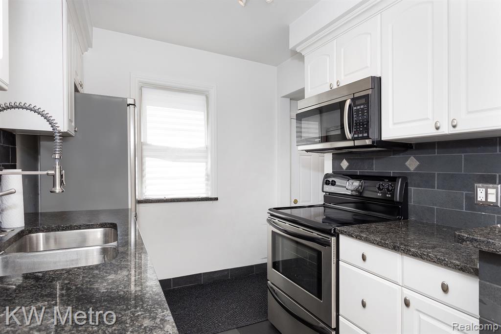 706 N REMBRANDT Avenue, Royal Oak, MI 48067 — Photo 12