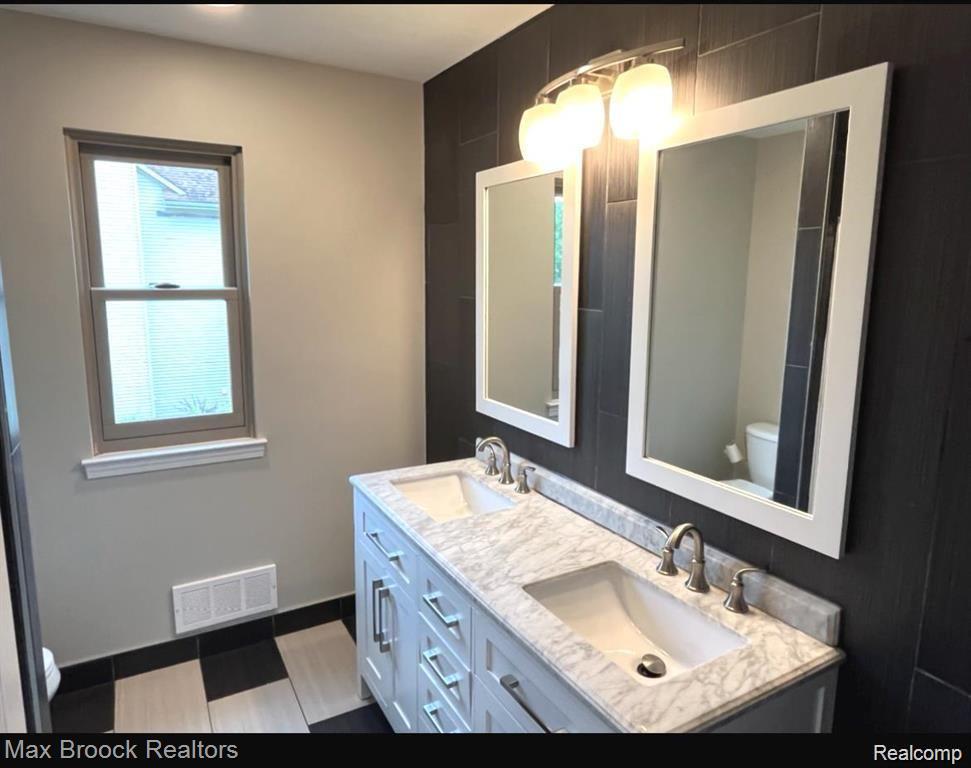 7980 BILLINGHAM Road, West Bloomfield, MI 48324 — Photo 9