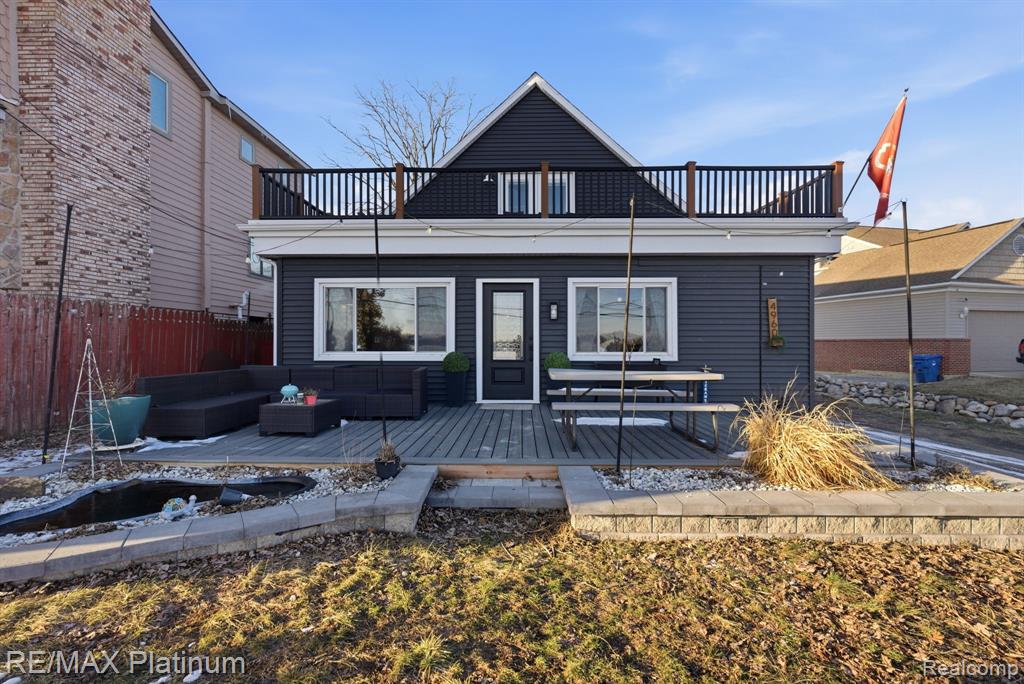 4960 Cooley Lake Road, Waterford, MI 48327 — front exterior