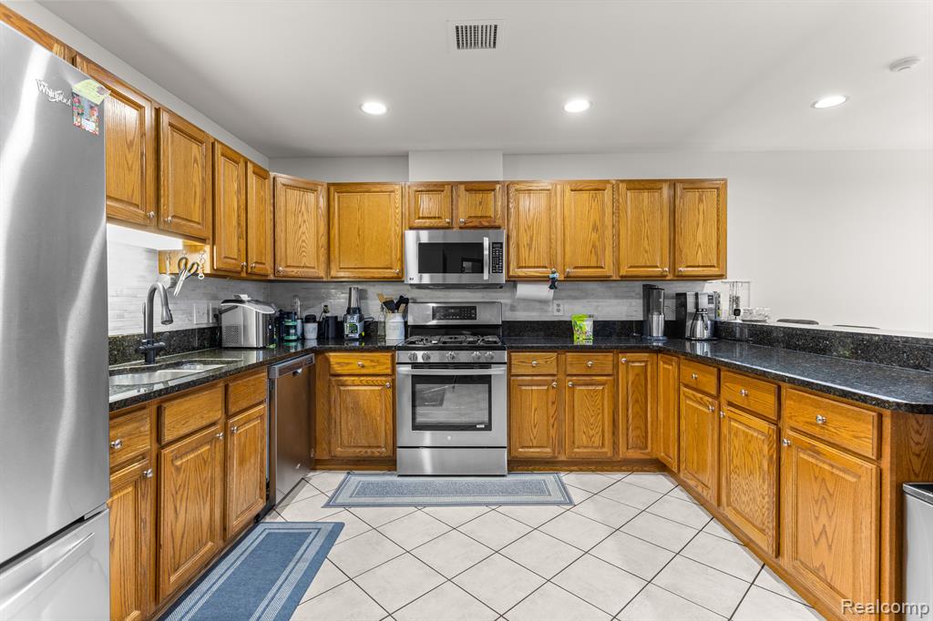 812 N BEECH DALY Road, Dearborn Heights, MI 48127 — Photo 11