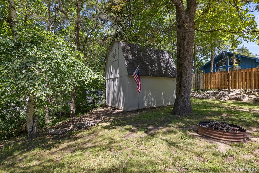 8110 W CIRCLE Drive, Clarkston, MI 48348 — Photo 49