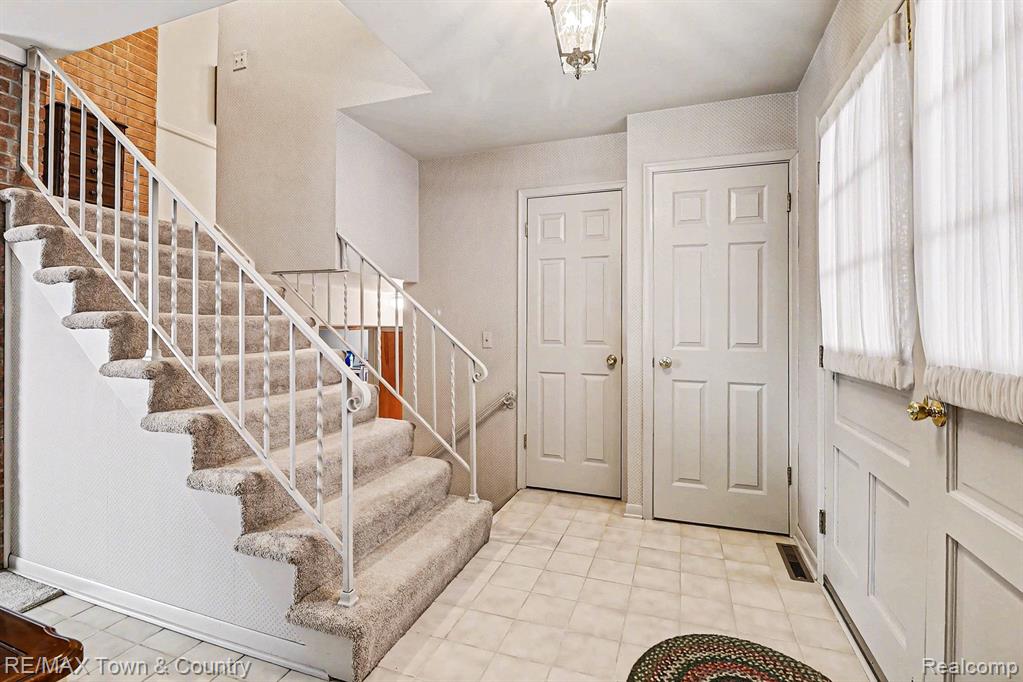 426 Bellewood Drive, Flushing, MI 48433 — Photo 14