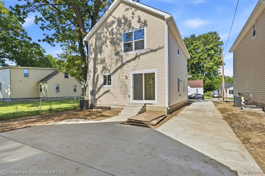 27824 Groveland Street, Madison Heights, MI 48071 — Photo 26