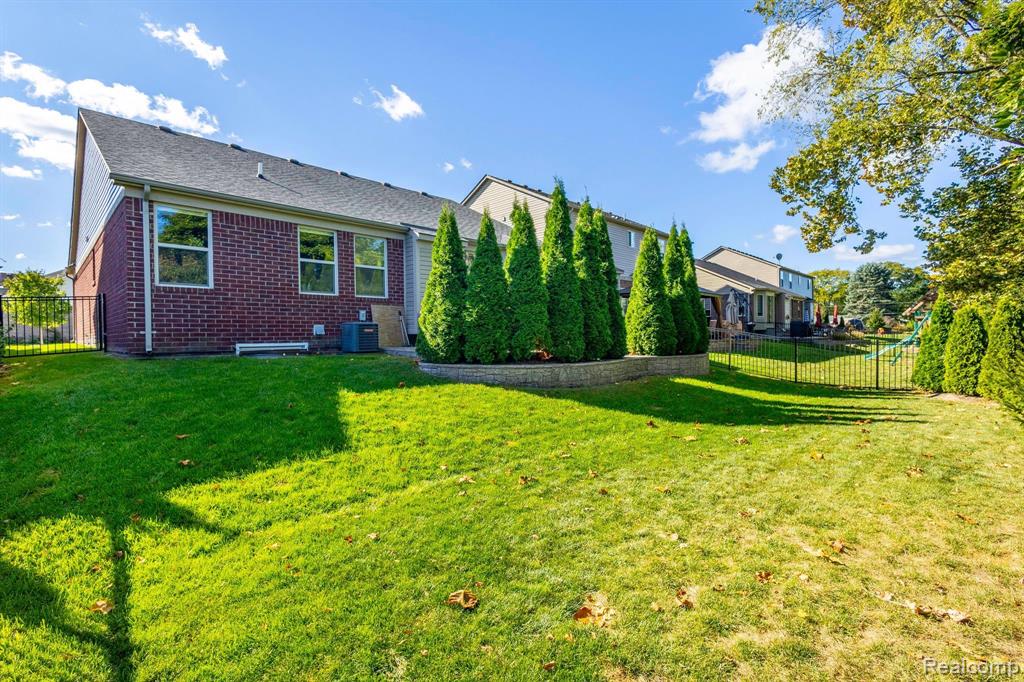 5687 GREGORY Drive, Utica, MI 48317 — Photo 34