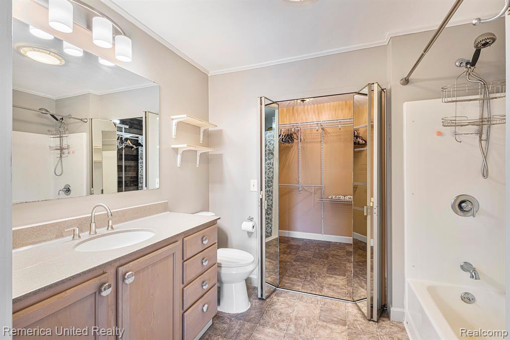 12237 Dalhart Drive, Fenton, MI 48430 — Photo 16