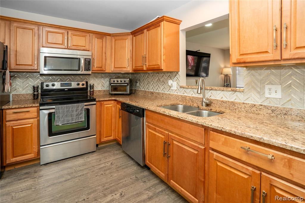 7093 Rolling Hills Drive, Waterford, MI 48327 — Photo 9