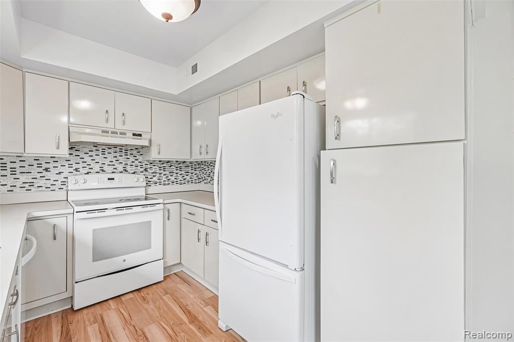42136 Lochmoor Street, Clinton Twp, MI 48038 — Photo 12